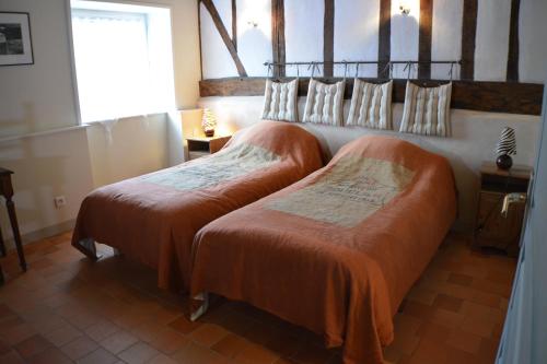 Un pat sau paturi într-o cameră la LE RELAIS DE CISAI Gite2