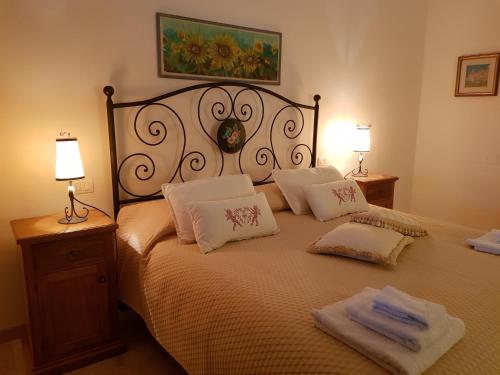 ein Schlafzimmer mit einem großen Bett mit weißen Kissen in der Unterkunft Casa Panorama in Casole dʼElsa