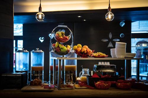 dos cestas de fruta en una mesa en un restaurante en Avenue Lodge Hotel & Spa, en Val dʼIsère
