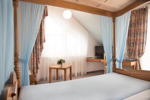 Postel nebo postele na pokoji v ubytování Hotel Toggenburgerhof