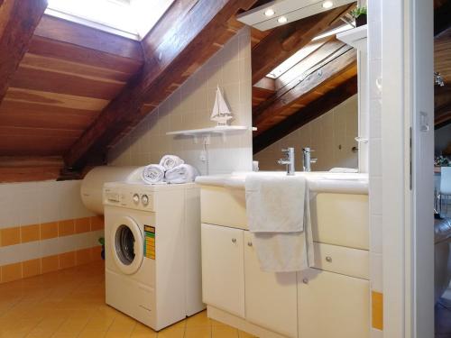 Kuchyň nebo kuchyňský kout v ubytování Apartment Sofia with Roof Terrace and Sea View in Gedici