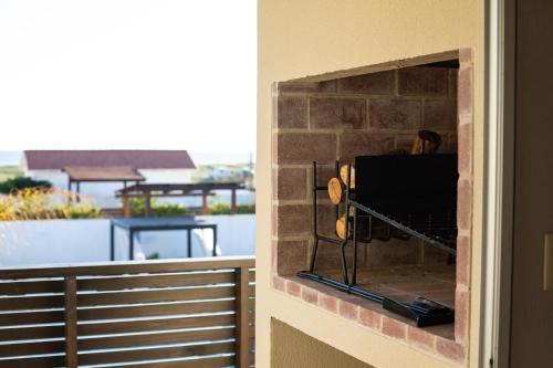 a brick wall with a fireplace on a balcony at Cara Colomba in La Paloma