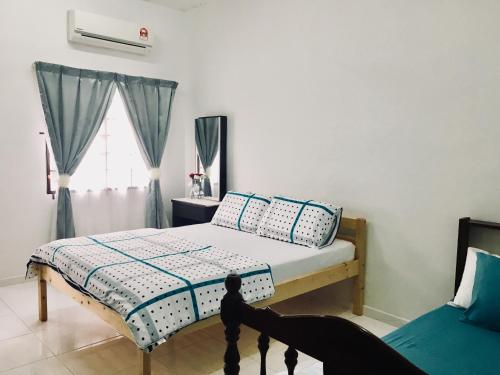 Säng eller sängar i ett rum på Bukit Katil Indah Homestay