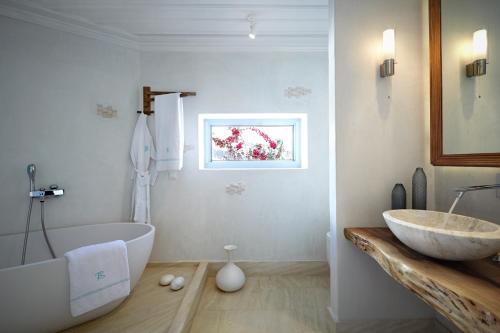 biała łazienka z wanną i umywalką w obiekcie Belvedere Mykonos - Waterfront Villa & Suites - The Leading Hotels of the World w mieście Mykonos
