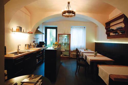 a kitchen with a dining table and a kitchen with an archway at Frühstückshotel im Goldschmiedehaus in Grieskirchen