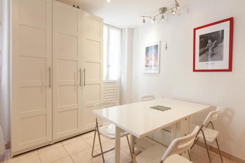 une salle à manger blanche avec une table et des chaises blanches dans l'établissement Saint-Antoine Sea Cannes, à Cannes