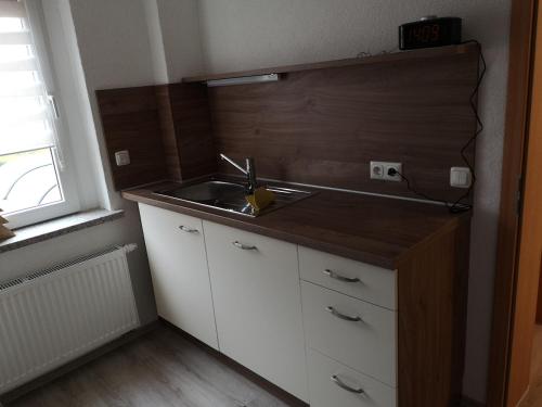 eine Küche mit einer Spüle und einer Arbeitsplatte in der Unterkunft Ferienwohnung Elias in Merseburg