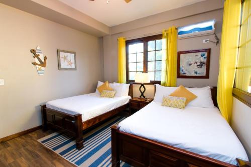 En eller flere senge i et værelse på KhalKob's Estate