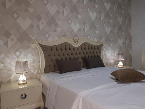 1 dormitorio con 2 camas y 2 mesitas de noche con lámparas en Luxury Apartment at Berges Lac2 en Túnez