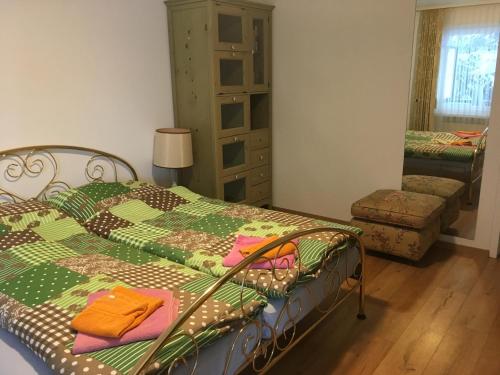 1 dormitorio con 1 cama y vestidor en Casa Pramalinis - Manstein, en Davos