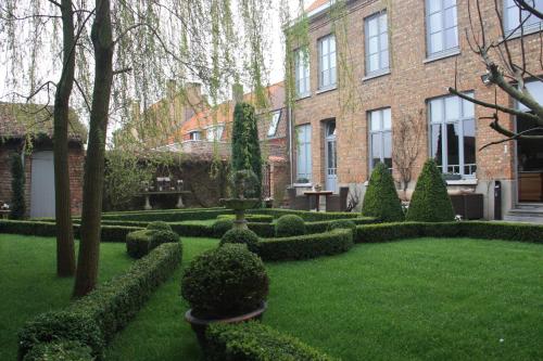Ein Garten an der Unterkunft B&B Le Cloître St Joseph