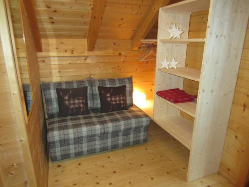 ein Zimmer mit einem Sofa in einem Blockhaus in der Unterkunft Chalet Kornock in Turracher Hohe