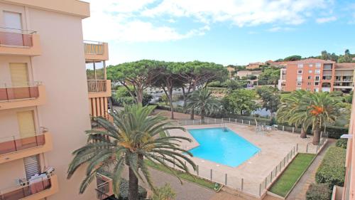 - une vue sur la piscine depuis un bâtiment dans l'établissement Le Riviera, à Sainte-Maxime