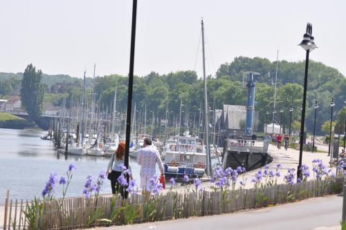 two people walking by a marina with boats at Camping Le Walric in Saint-Valery-sur-Somme
