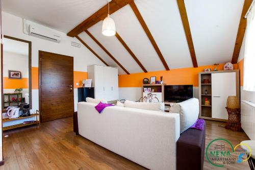 Ruang duduk di Guest House Nena Rastoke - Nature Retreat with waterfall views