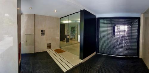 baño con ducha y puerta de cristal en Depto en excelente zona de Recoleta en Buenos Aires
