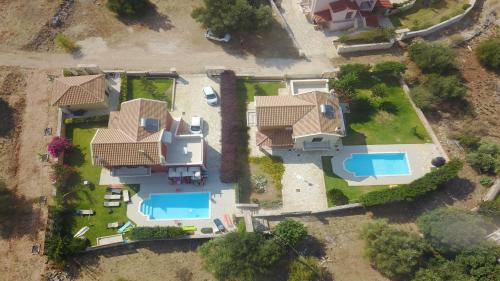 La alberca dentro o cerca de Kefalos Villas