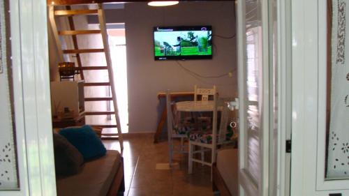 sala de estar con TV en la pared en PH Parque Luro en Mar del Plata