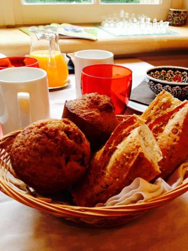 Manoir du Moustoir - Hôtel Les Empreintes في Saint-Évarzec: طبق من الخبز على طاولة