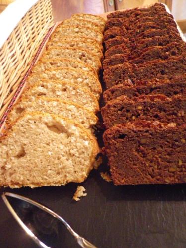 Manoir du Moustoir - Hôtel Les Empreintes في Saint-Évarzec: مجموعة من شرائح الخبز على طاولة