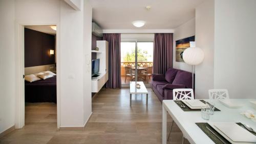 a small living room with a couch and a table at Leo Canela in Isla Canela