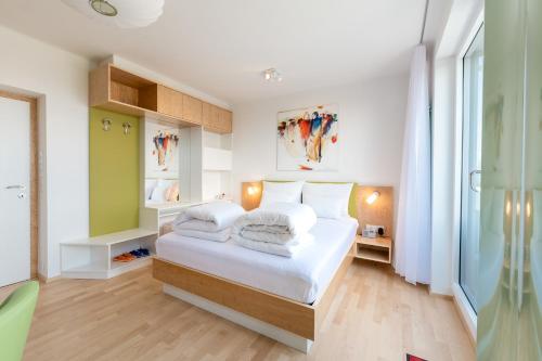 Кровать или кровати в номере Skyflats Vienna Ring View