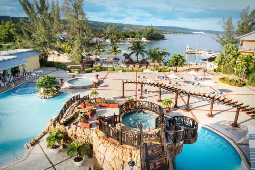 Вид на бассейн в Jewel Paradise Cove Adult Beach Resort & Spa или окрестностях