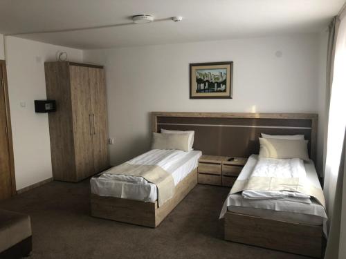 A bed or beds in a room at Gros Hotel - Leskovac