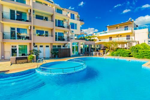 uma grande piscina em frente a um edifício em Selena Beach Family Hotel - All Inclusive Light em Sozopol