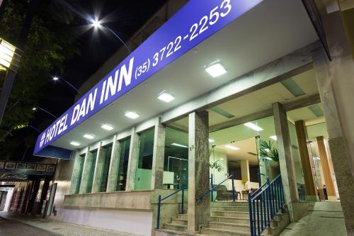 a building with a blue sign on the side of it at Hotel Dan Inn Poços de Caldas - A melhor localização do Centro in Poços de Caldas