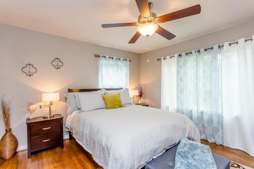 Postel nebo postele na pokoji v ubytování The Blue Door Bungalow - Luxury Home Downtown Houston