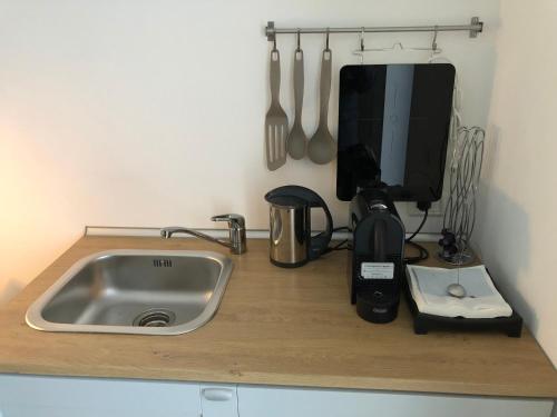 a kitchen counter with a sink and a microwave at L'ago nel pagliaio in Turbigo