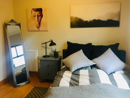 una camera da letto con un letto e uno specchio di 2 Caragh Glen a Killorglin
