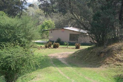 une petite maison au milieu d'un champ dans l'établissement Rugare Sweet Dreams Holiday Cottage, à Curryʼs Post