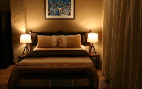 Tempat tidur dalam kamar di Rugare Sweet Dreams Holiday Cottage