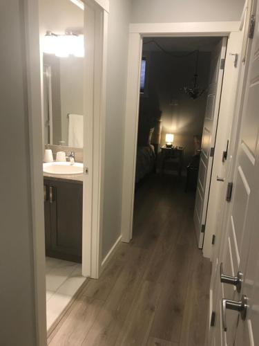 ein Bad mit einem Waschbecken und einem Spiegel in der Unterkunft Home Sweet Condo in Calgary