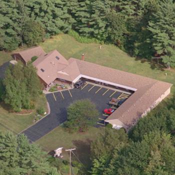 una vista aérea de una casa grande con aparcamiento en Hill-Brook Motel, en Bedford