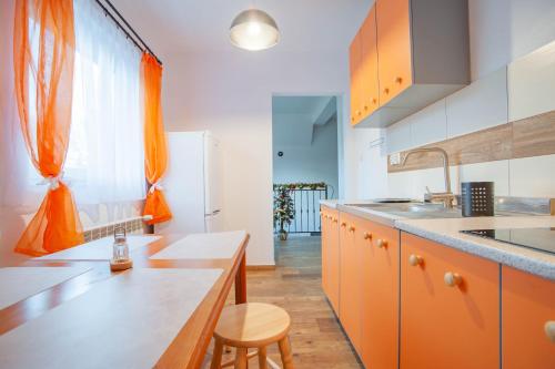 Η κουζίνα ή μικρή κουζίνα στο Dom na skraju lasu