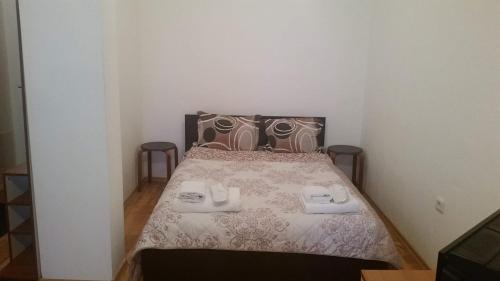 - une chambre dotée d'un lit avec deux chaussures blanches dans l'établissement Mountain View A23, à Bansko