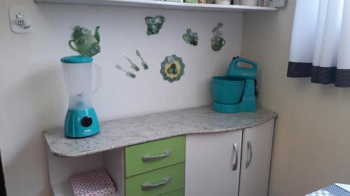 a kitchen with a counter with a blender on it at Casa Azul no Centro Ilha Comprida in Ilha Comprida