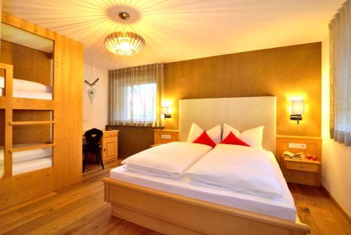 Un pat sau paturi într-o cameră la Appartements Mayrhof
