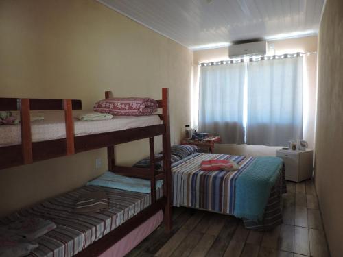 Un ou plusieurs lits superposés dans un hébergement de l'établissement Rm Pousada Casa De Familia