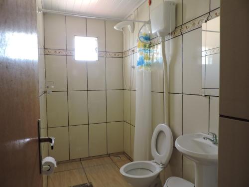 małą łazienkę z toaletą i umywalką w obiekcie Rm Pousada Casa De Familia w mieście São Gabriel