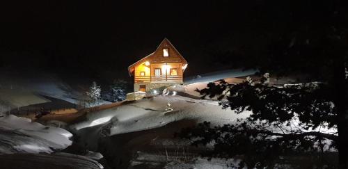 Lodge Ljubiska Previja durante el invierno
