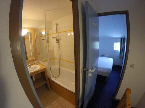 タルモンにあるPort de Bourgenay Batiment Frégateのバスルーム(シャワー、洗面台、トイレ付)