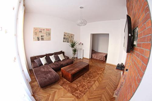 een woonkamer met een bank en een salontafel bij Central Old Town Apartment in Wrocław