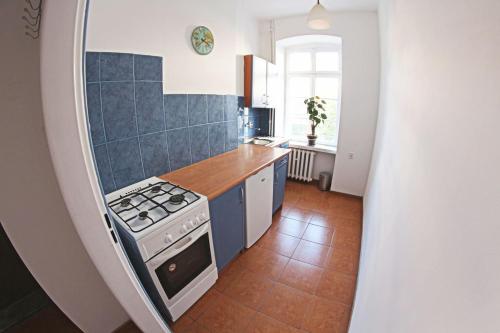 een keuken met een fornuis en een aanrecht bij Central Old Town Apartment in Wrocław
