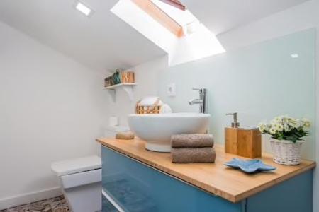 un bagno con lavandino a ciotola su un bancone in legno di casa de praia - Studio a Esposende