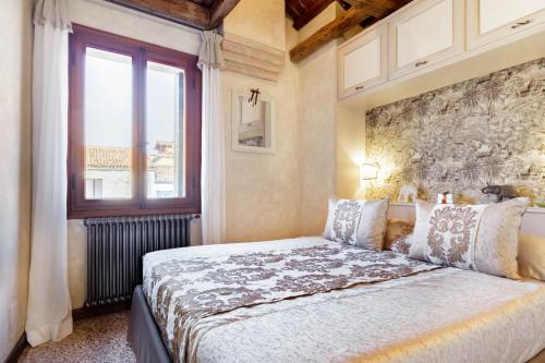 a bedroom with a bed and a window at Ca' Del Mariner apartment with Terrace in Venice