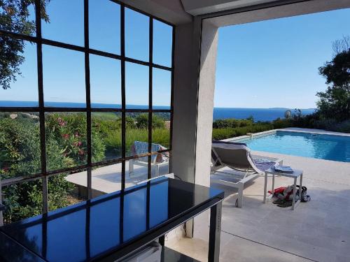 une maison avec vue sur la piscine dans l'établissement Lou Roucaou, à La Croix-Valmer